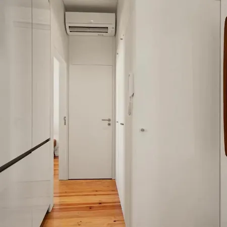 Apartman Lovely Shinny Flats With Balcony - Clerigos